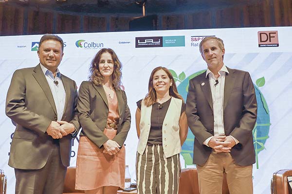 José Sáez (Aguas Andinas), Magdalena Aninat (UAI), Paula Vargas (DF) y Daniel Gordon (Colbún). Foto: Julio Castro