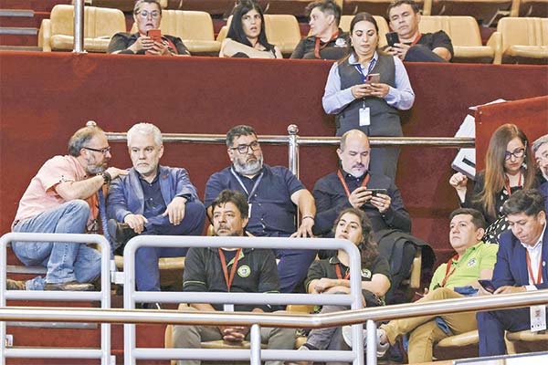 José Pérez y David Acuña fueron parte de los dirigentes que asistieron al debate en la Cámara. Foto: Camara de Diputados