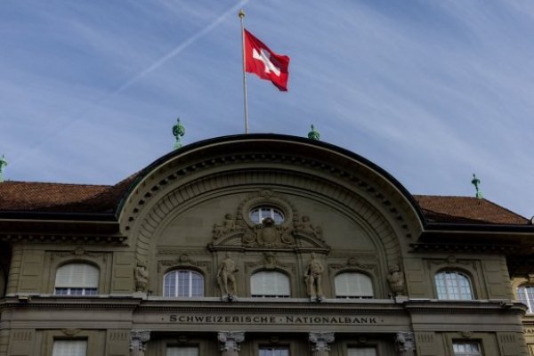 Banco Nacional de Suiza baja tasa de interés más de lo esperado y la lleva a un 0,5%