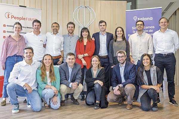 <p>Ignacio Spiniak, CEO de Talana (cuarto de pie de izq. a der.) junto a los equipos de Talana y People First.</p>