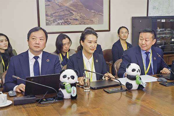 Wenyu Zhang, secretario del directorio; Wanyu Xiong, vicepresidenta senior; Lei Wang, director de relaciones públicas. Foto: Aton