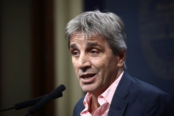 <p>Ministro de Economía de Argentina se lanza contra Presidente Boric: a Chile "lo gobierna un comunista que los está por hundir"</p>