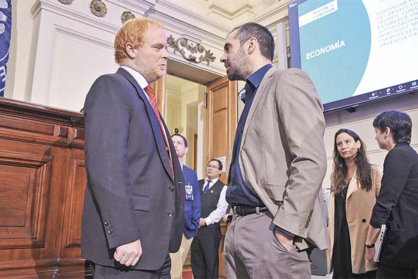 El presidente de la comisión de Economía del Senado, Rojo Edwards, y el ministro de Economía, Nicolás Grau. Foto: Agencia Uno