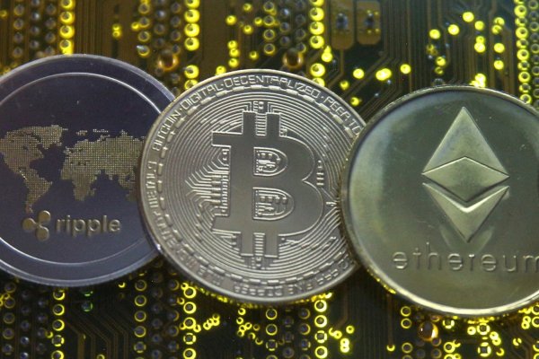 El bitcoin frena su espectacular carrera en los últimos metros de un año de récord