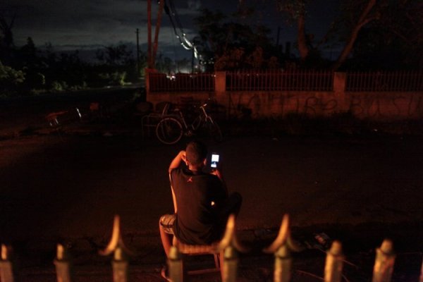 Red eléctrica de Puerto Rico colapsa y deja la isla a oscuras horas antes del fin de año