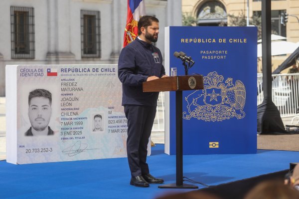 El Presidente de la República, Gabriel Boric Font encabeza el lanzamiento del Nuevo Sistema de Identificación y presenta la nueva cédula de identidad digital y pasaporte. Foto: AgenciaUno