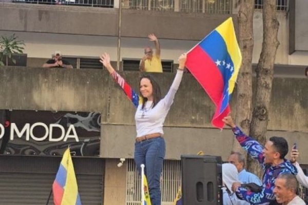 Tensión en Venezuela antes del cambio de mando: María Corina Machado reaparece y régimen de Maduro la detiene por casi una hora