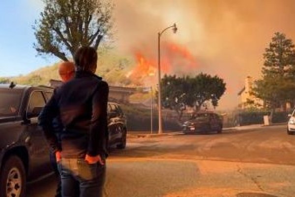 <p>Ahora en DF | Diez fallecidos y más de 10.000 estructuras destruidas por los incendios en Los Ángeles</p>