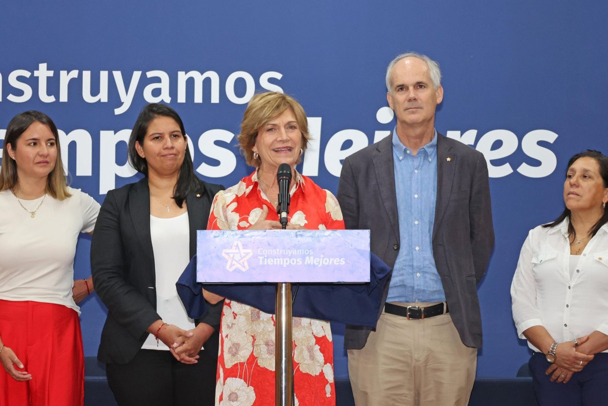 <p>Matthei entra al debate por el alza de la deuda pública: “No puede seguir creciendo porque el pago de intereses nos va a asfixiar”</p>