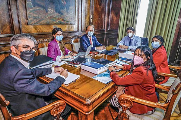 A inicios del 2022, el entonces ministro de Hacienda, Rodrigo Cerda, se reunió con su sucesor, Mario Marcel, y su equipo para coordinar el traspaso entre ambas administraciones.