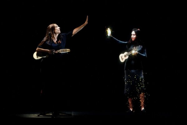 Javiera Parra cantó junto al holograma de su abuela, Violeta Parra, la emblemática Gracias a la vida. Foto: Wise