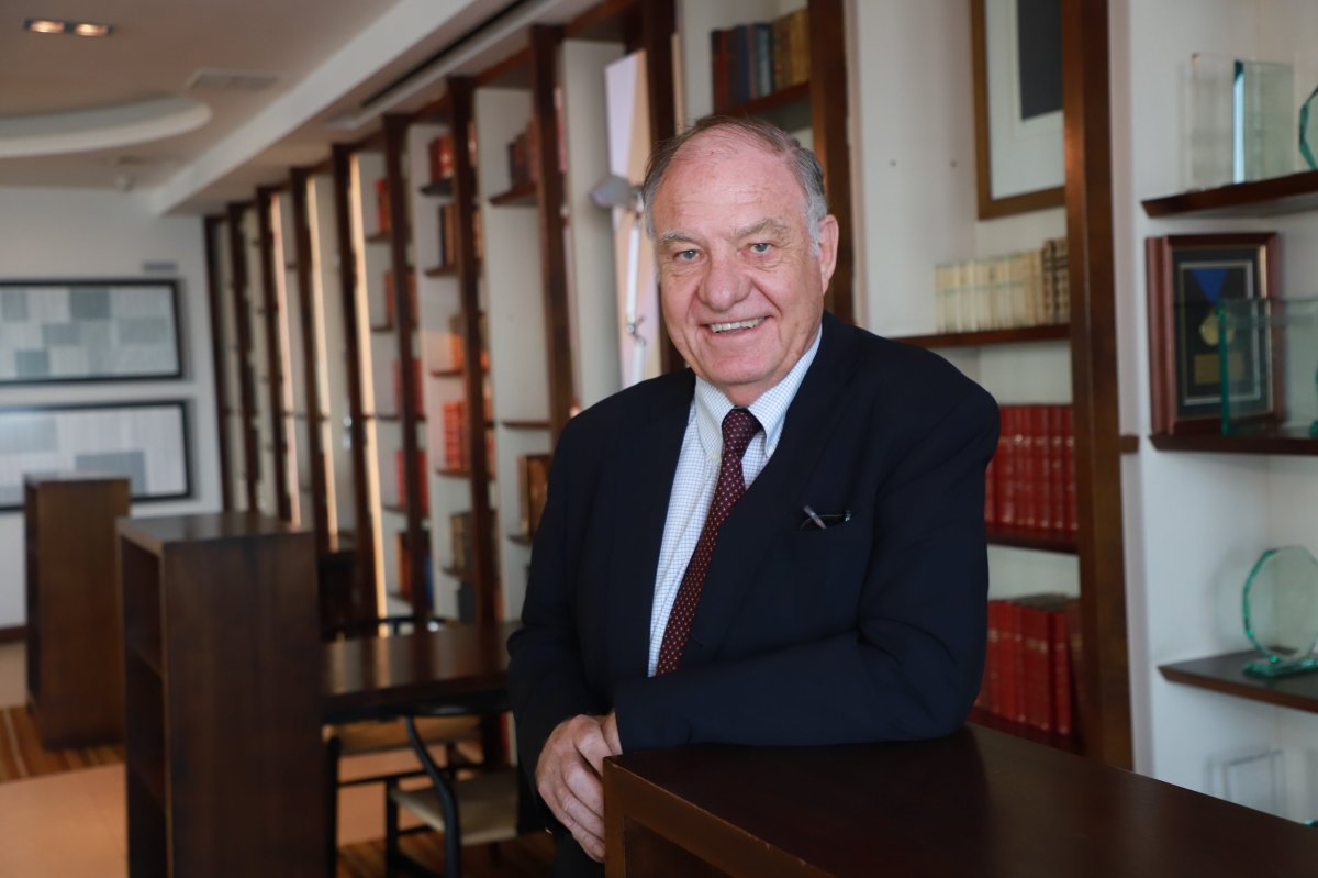 <p>Jaime Carey, el primer chileno presidente de la IBA, aborda sus prioridades y advierte preocupación por incerteza jurídica a nivel global</p>