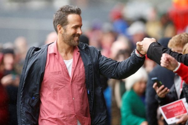 Actor Ryan Reynolds y su grupo inversionista adquieren equipo de fútbol colombiano