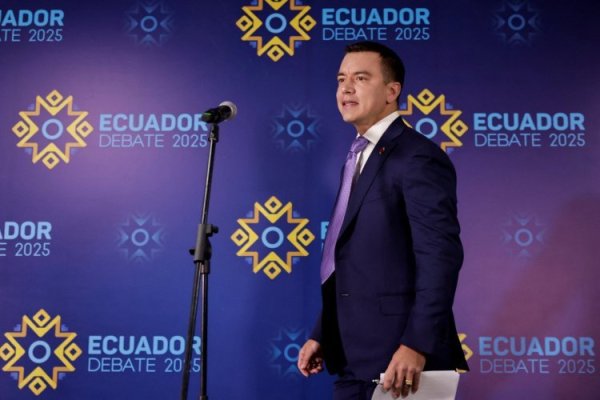 Vicepresidenta de Ecuador acusa al jefe de Estado de “tomar el poder por la fuerza”