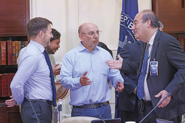 El ministro de Energía, Diego Pardow (a la izquierda), participó ayer en la comisión. Foto: Senado