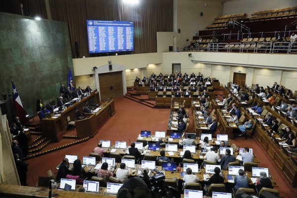 <p>Diputados critican anuncio del Gobierno de inversor estatal y aseguran que “no hay piso” político</p>