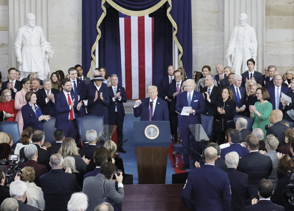 <p>La ceremonia partió pasadas las 11:30 horas de Washington en el interior del Capitolio. Fotos: Reuters</p>