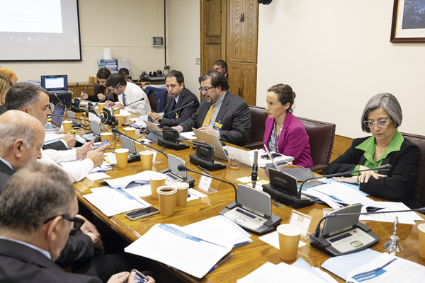 <p>La entidad, presidida por Jorge Rodríguez Cabello, realizó una extensa presentación ante los senadores. Foto: Senado</p>