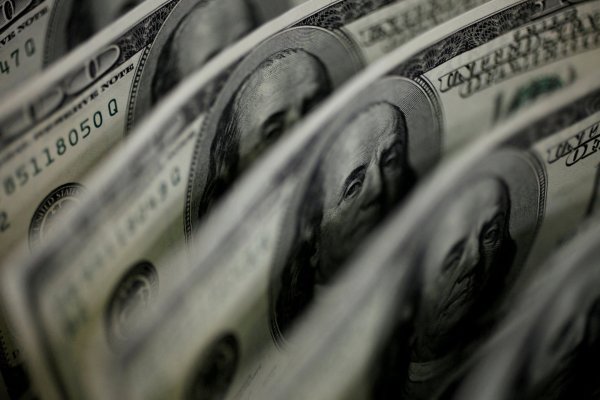 <p>El dólar cae con fuerza bajo la marca de $1.000 cerca del mediodía</p>