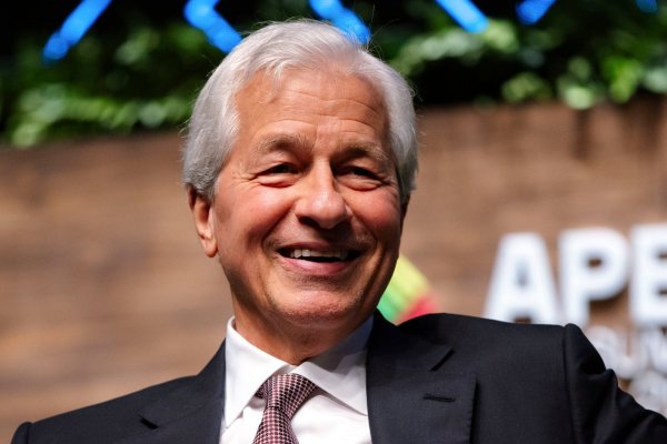 <p>JPMorgan eleva el salario de su director ejecutivo, Jamie Dimon, a US$ 39 millones tras obtener ganancias récord en 2024</p>