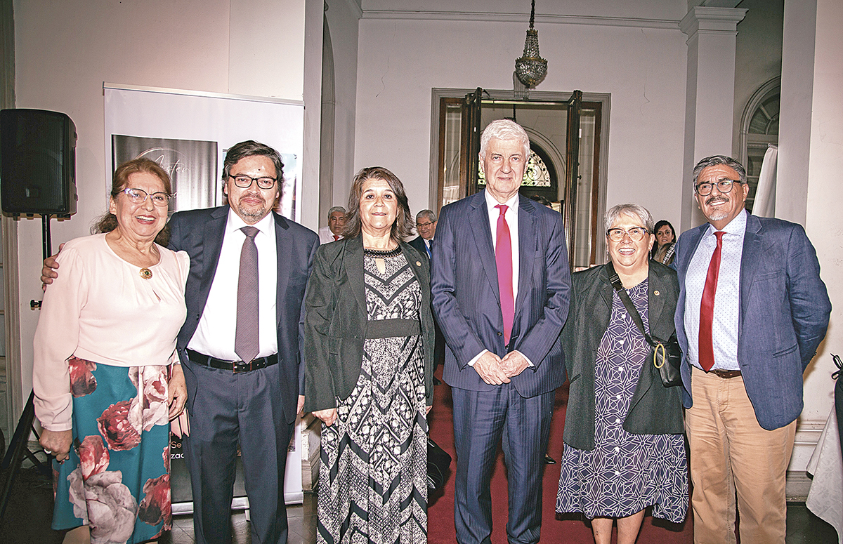 <p>Directiva Consejo Regional Metropolitano: Marta Ossa, delegada nacional, Rodrigo Olave, secretario, Lucy Escobar, presidenta, Javier Etcheberry, director SII, Ana Núñez, tesorera y Pedro Rojas, vicepresidente.</p>