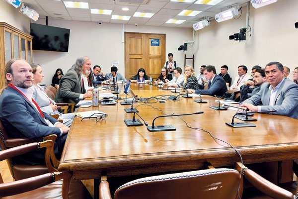 <p>Reunión de Bancada de diputados para el fomento de las startups con el vicepresidente ejecutivo de Corfo, José Miguel Benavente.</p>