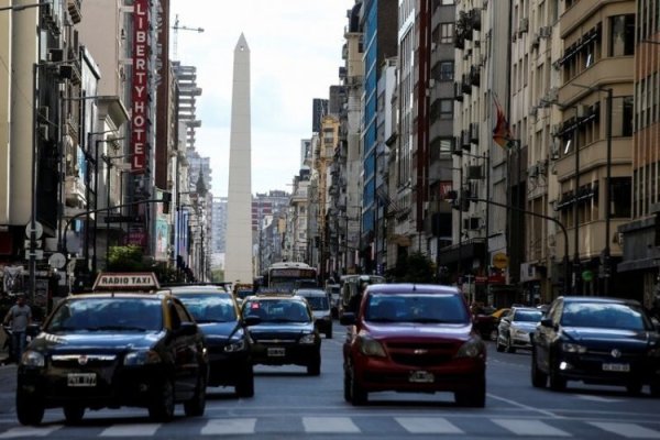 Sigue la motosierra de Milei: Argentina recorta impuestos para abaratar autos y motos hasta un 20%