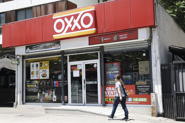 <p>FNE pide al TDLC condenar a Oxxo por entregar información falsa en su operación de concentración con Ok Market</p>