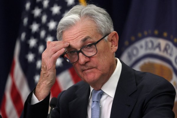 <p>Fed mantiene tasa de interés sin cambios y Powell dice que banco central de EEUU “no necesita apresurarse” a cortar los tipos</p>