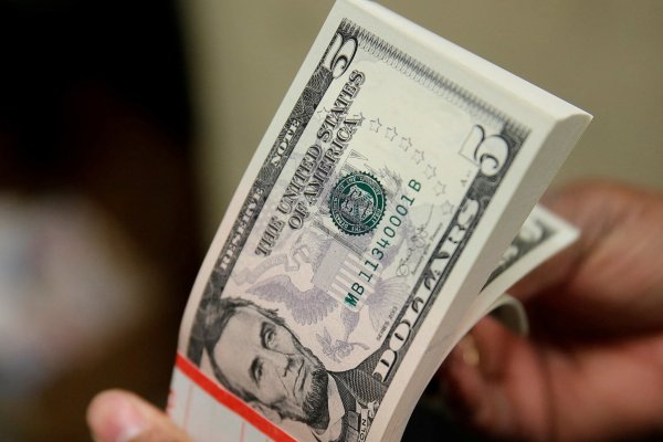 <p>Dólar cotiza con baja moderada en Chile cerca del mediodía tras anuncio de tasas de la Fed y atento a amenazas de aranceles de Trump</p>