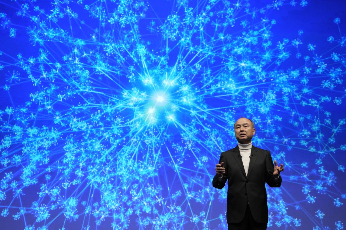 <p>El magnate japonés Masayoshi Son lleva años buscando estrechar lazos con Sam Altman. Foto: Bloomberg</p>