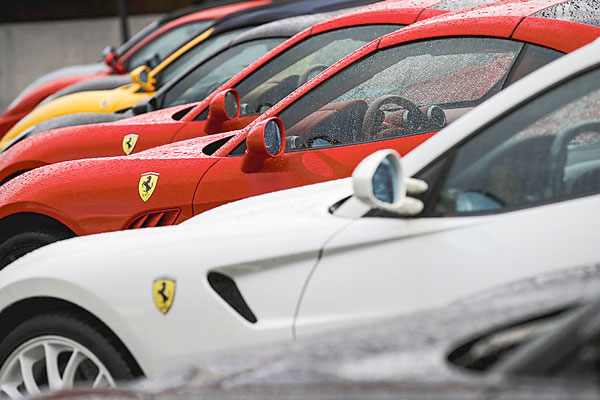 <p>Ferrari desafía la caída del mercado de autos de lujo y supera las expectativas con sólidas ventas</p>