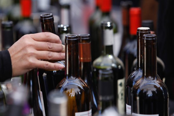 <p>Exportaciones de vino embotellado cierran 2024 al alza y Brasil consolida su liderazgo como principal destino</p>