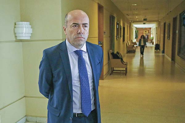 Sartor encarga informe en derecho a excontralor Jorge Bermúdez en disputa con la CMF