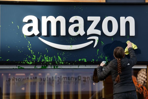 <p>Resultados de Amazon decepcionan: proyección de ganancias queda bajo lo esperado por mayor gasto en IA</p>