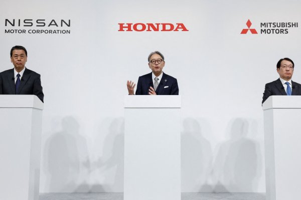 <p>Makoto Uchida de Nissan, Toshihiro Mibe de Honda y Takao Kato de Mitsubishi, detallaron en diciembre el plan de fusión. Foto: Reuters</p>