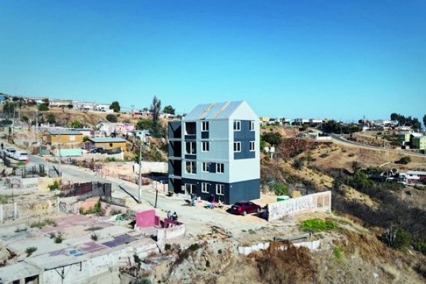 En medio de debate por reconstrucción tras incendios, Alejandro Aravena instala edificio piloto en El Olivar