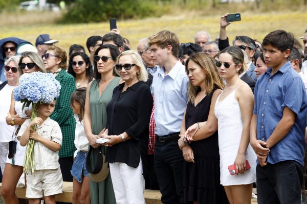 <p>Plantar un ciprés, almuerzo a orillas del Ranco, un minuto de silencio: los momentos privados de la familia a un año de la muerte de Sebastián Piñera</p>