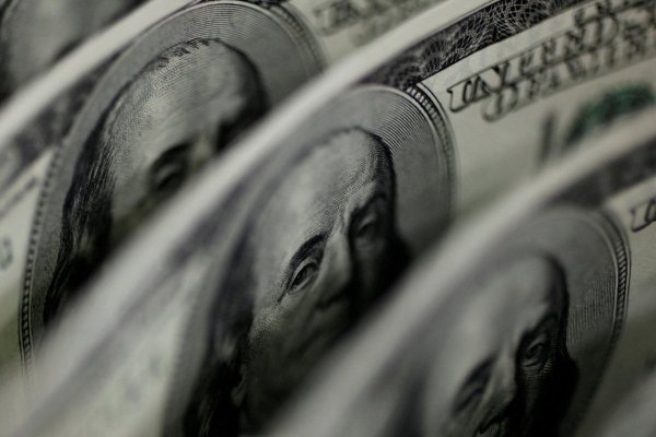 <p>El dólar cae de $960 en la apertura por el avance en el precio del cobre y tras alto IPC en enero en Chile</p>