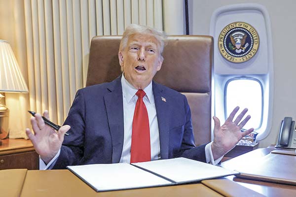 <p>“Es el comienzo de hacer que EEUU  vuelca a ser rico”, dijo el Presidente Donald Trump al firmar la Orden Ejecutiva en cuestión Foto: Reuters</p>