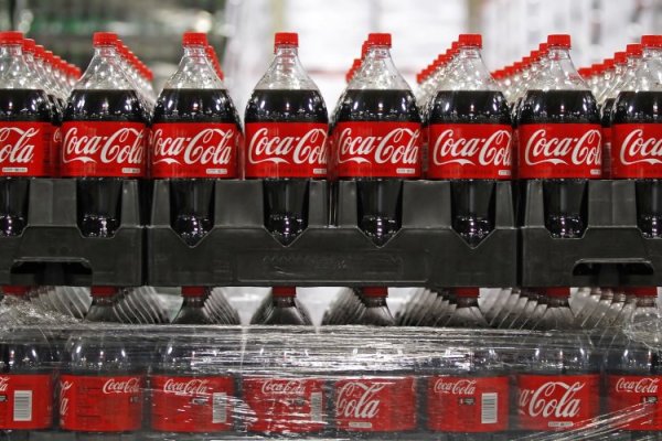 <p>Las ganancias de Coca-Cola superan las expectativas impulsadas por el alza de precios en sus bebidas</p>