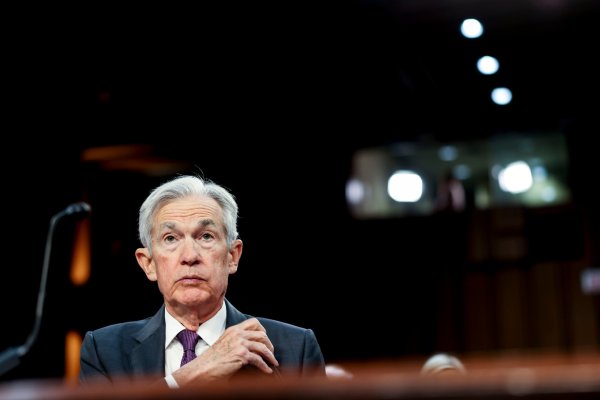 <p>Powell asegura ante el Comité Bancario del Senado que "no hay apuro en ajustar las tasas de interés"</p>