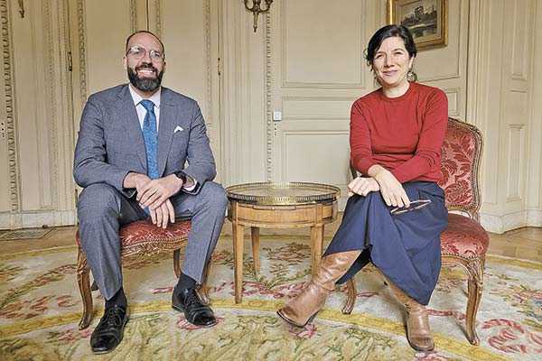 <p>El gerente general del Cenia, Rodrigo Durán, y la ministra de CTCI, Aisén Etcheverry, dieron la entrevista en a embajada de Chile en París, en el marco de la Cumbre para la Acción sobre la IA, en Francia.</p>