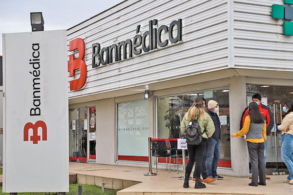 <p>Junta de accionistas de Banmédica aprueba aumento de capital por US$ 480 millones en medio de pagos a los afiliados por la Ley Corta de Isapres</p>