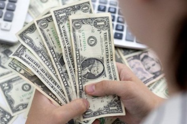 <p>El dólar abre estable en compás de espera del IPC en EEUU</p>