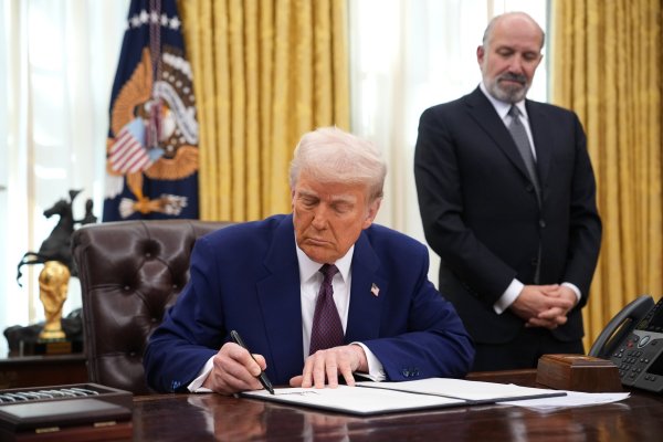 <p>Trump, acompañado por Howard Lutnick, firma una orden ejecutiva sobre aranceles recíprocos en la Oficina Oval de la Casa Blanca. (Foto: Bloomberg)</p>