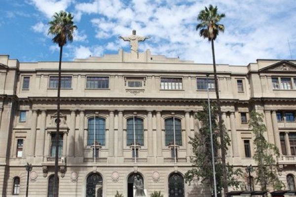 <p>Pontificia Universidad Católica y UC registran 84 marcas: de negocios de alfombras a armas de fuego</p>