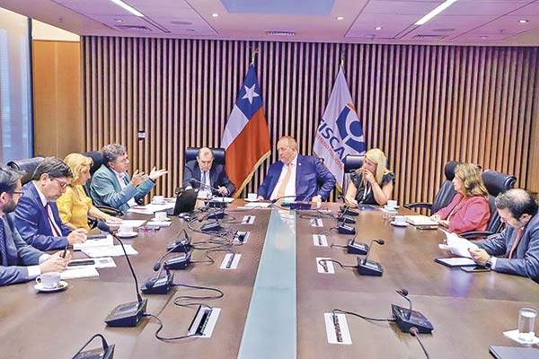 <p>El ministro Valenzuela, junto a la directora ejecutiva de Conaf, Aida Baldini, y el Fiscal Nacional, Ángel Valencia, y su equipo.</p>