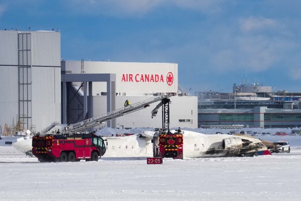 <p>Avión de Delta vuelca tras aterrizar en Toronto: 19 pasajeros resultaron heridos</p>