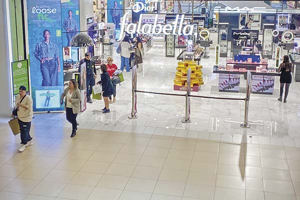 <p>Baja de tasas y aumento del consumo impulsan capitalización bursátil de Falabella, Ripley y Mall Plaza</p>